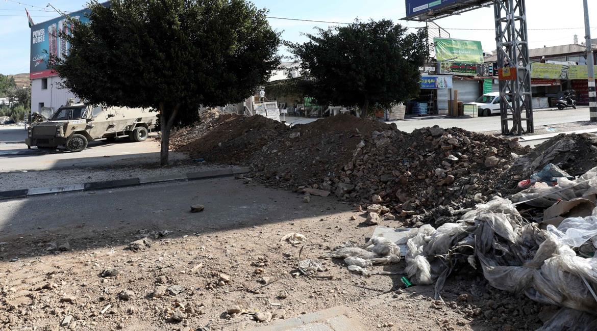 צבא הכיבוש הישראלי חסם את הכניסה המערבית של שכם בערימות עפר על מנת למנוע כניסה או יציאה מהעיר.