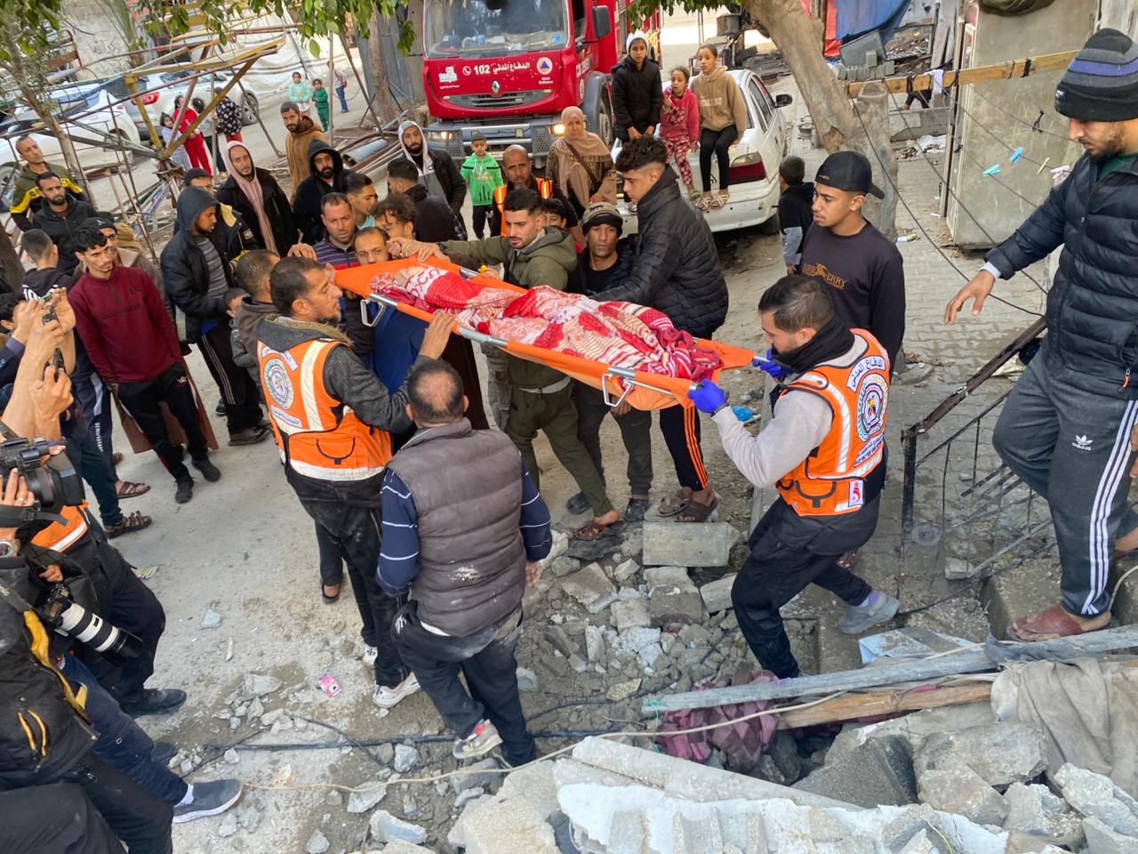 שני הרוגים ופצועים בקריסת בניין מגורים במחנה אל־מגאזי