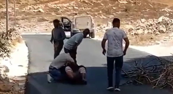 חברון: חמישה פלסטינים נפצעו וציוד הוצת בתקיפות מתנחלים בדרום האזור