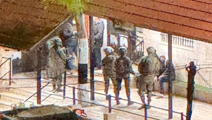 כוחות הכיבוש החזיקו מתפללים בתוך מסגד בכפר נעמה ממערב לרמאללה