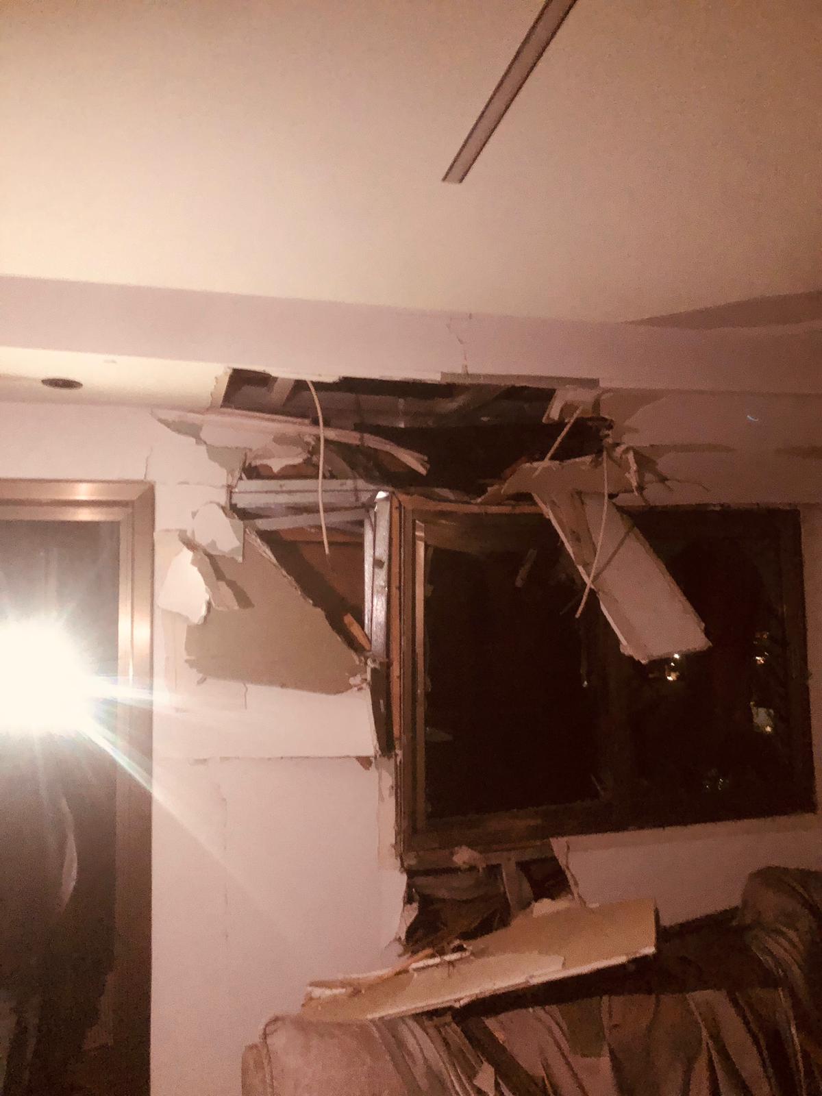 פגיעת רסיס טיל גרמה להרס כבד ולשריפה בבית בן שלוש קומות בסלפית