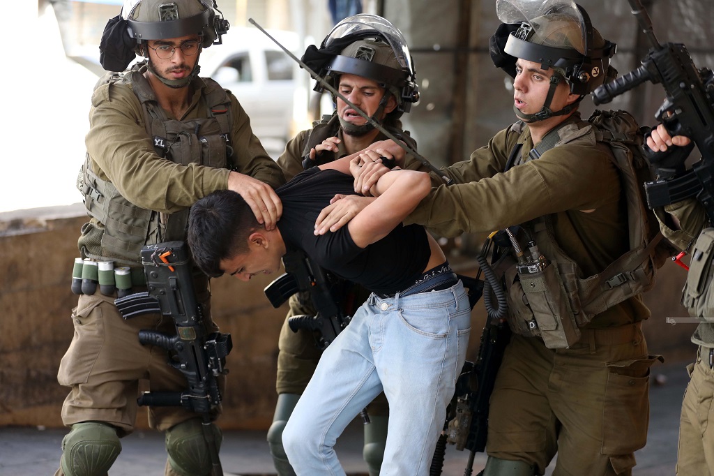 כוחות הכיבוש עצרו 10 תושבים ופלשו לכמה יישובים ואזורים במחוז בית לחם