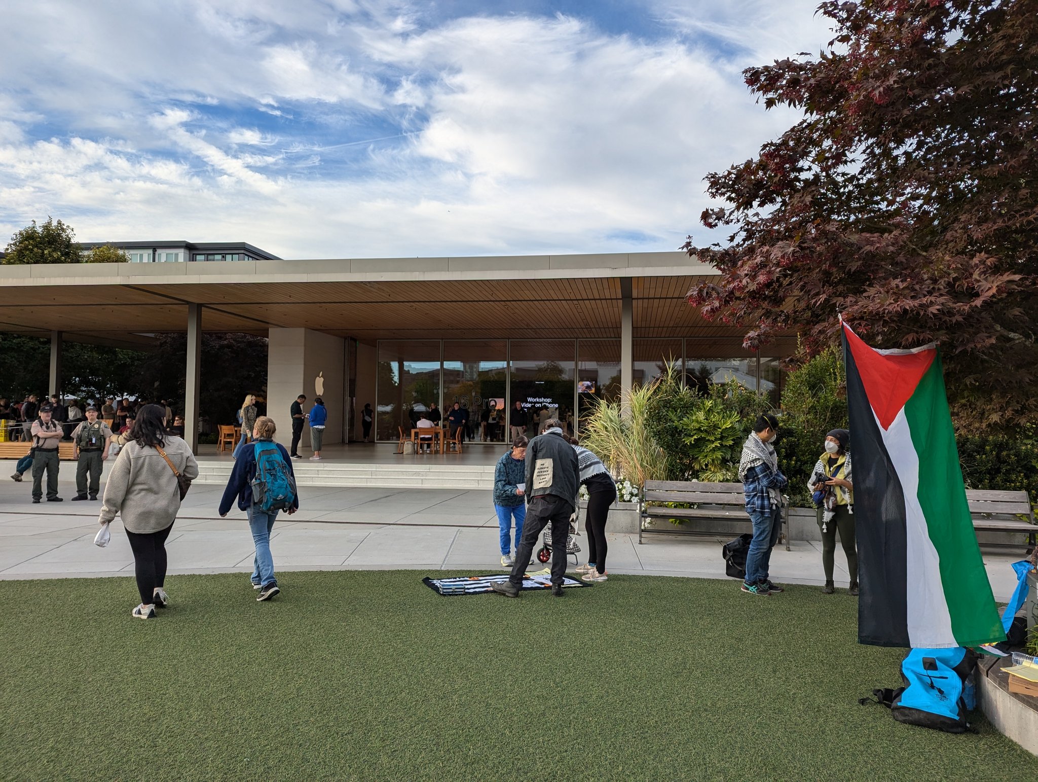 עשרות פעילים מחו מול חנות אפל בקליפורניה: קשרים עם הכיבוש הישראלי במוקד