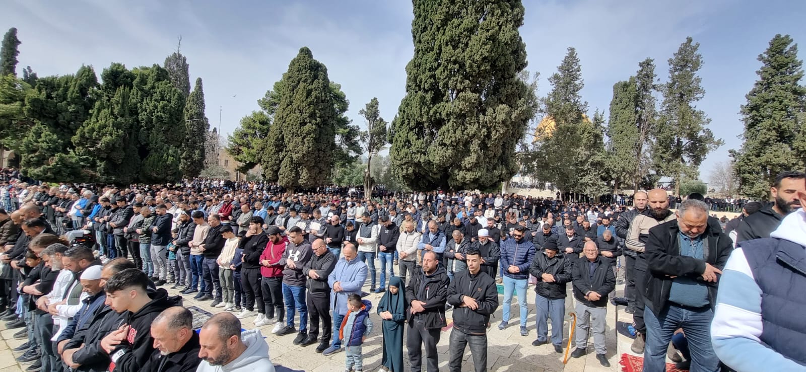 כ־70 אלף מתפללים במסגד אל־אקצא למרות הגבלות בשערים ובכניסות לעיר העתיקה