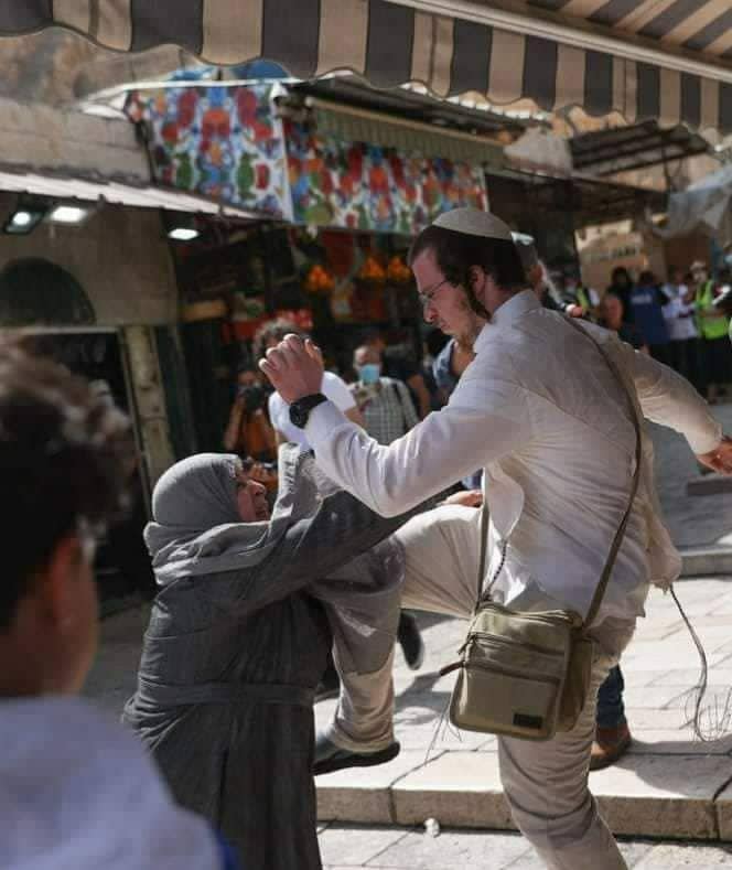 יהודי דתי תוקף קשישה פלסטינית