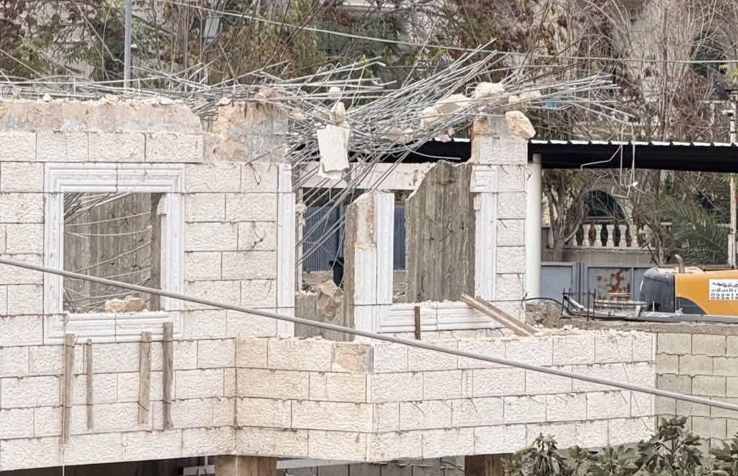 כוחות הכיבוש אילצו תושב להרוס את ביתו בשכונת דיאת א־סלאם ממזרח לירושלים