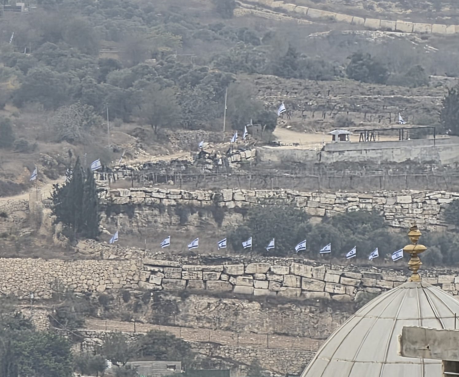 מתנחלים תקפו מוסקי זיתים בבית כאחל והציבו דגלי ישראל על אדמות בוואדי אל־קוף