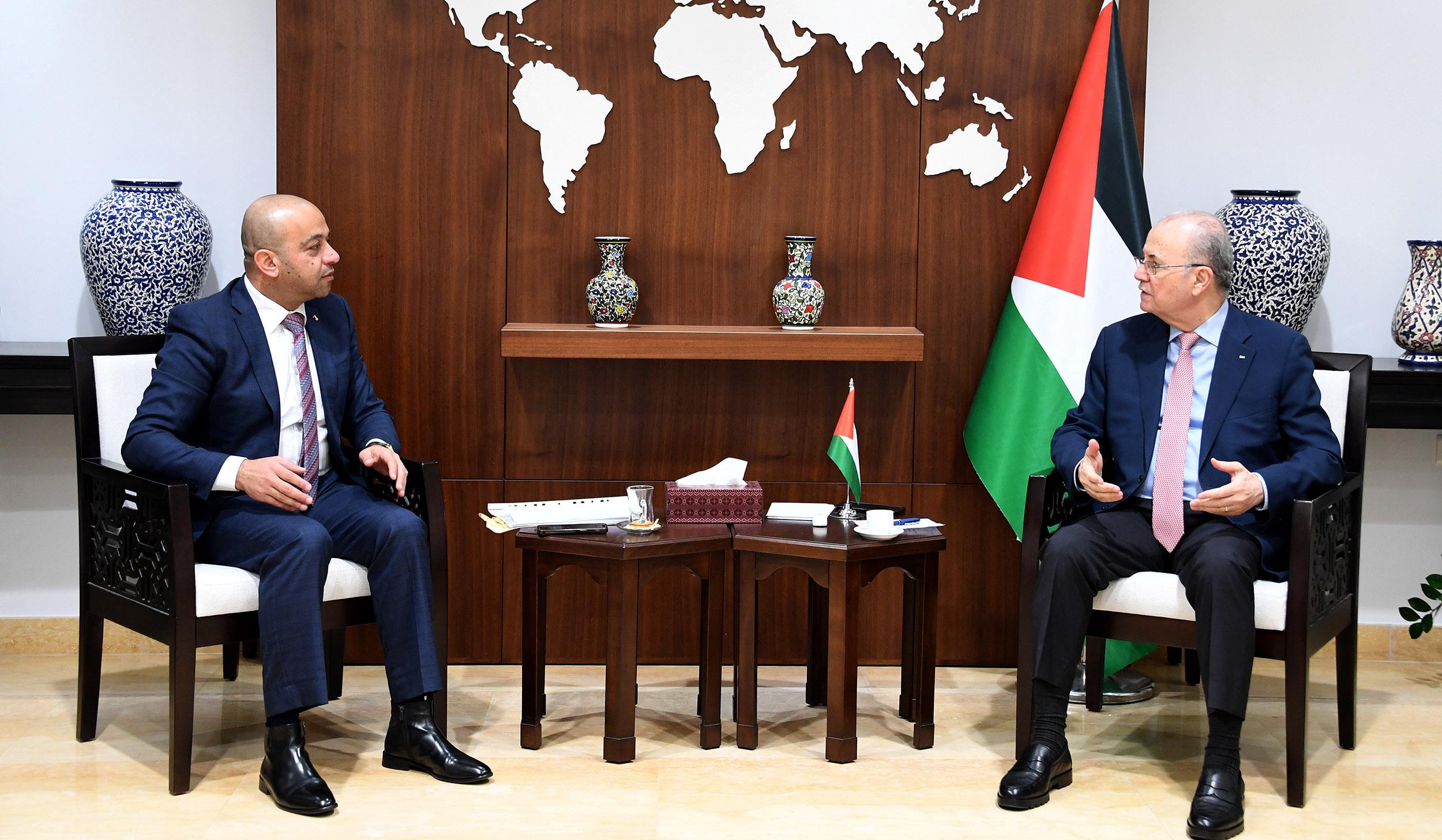 ראש הממשלה מוחמד מוסטפא דן עם מושל יריחו במצב המחוז ובשיפור השירותים לאזרחים