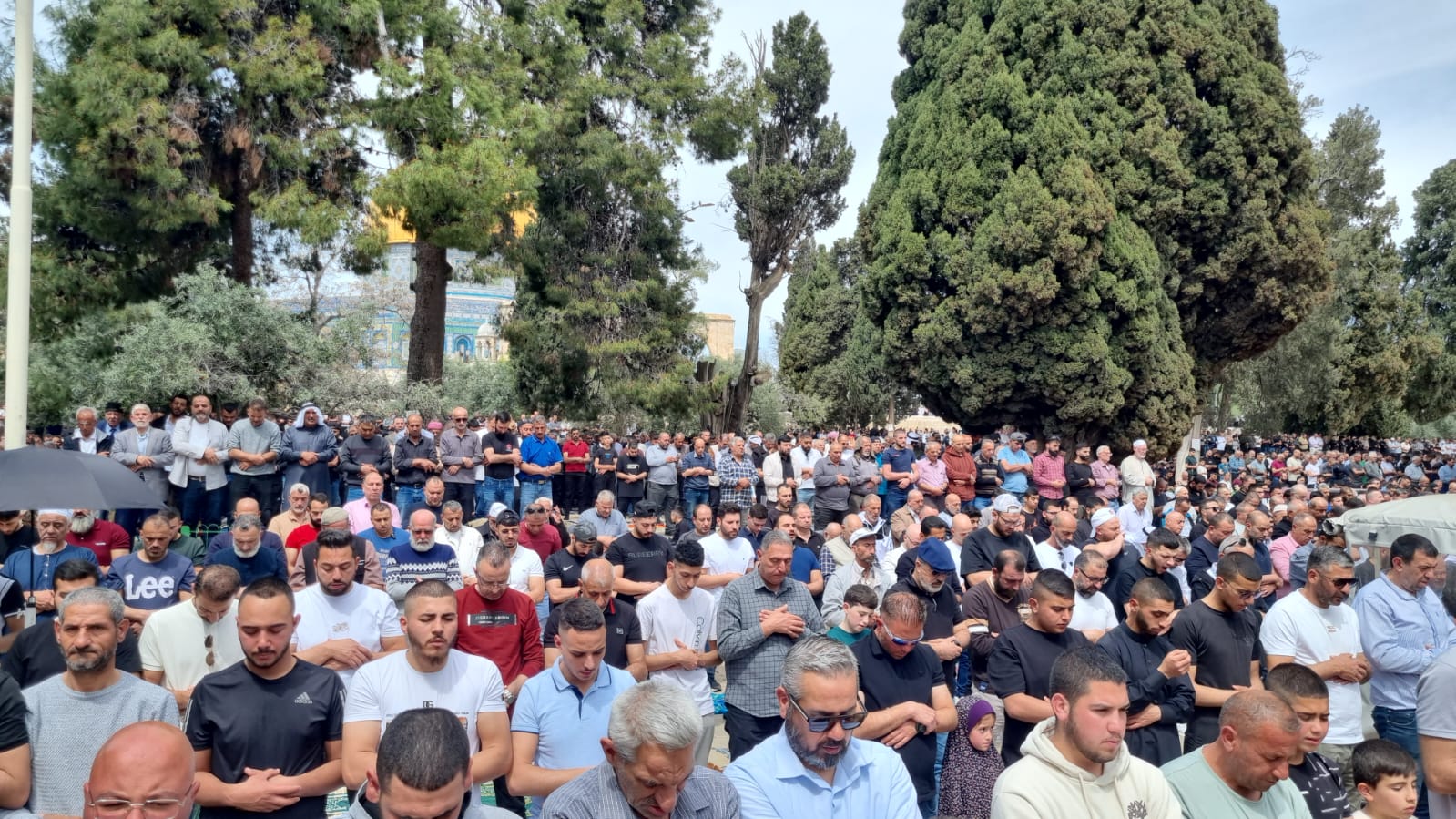 75 אלף מתפללים באל-אקצא: תפילת שישי האחרונה של הרמדאן תחת מגבלות כבדות