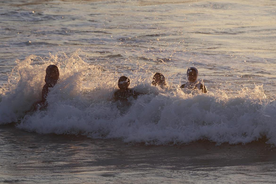 ילדי עזה שהמזל מזלם ונותרו בחיים "נמלטו" לים