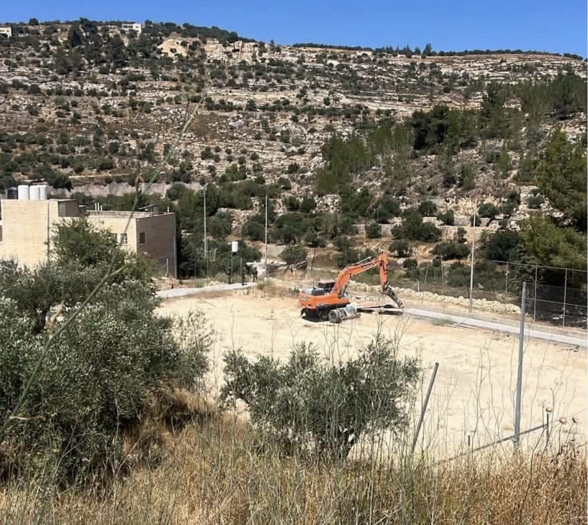 כוחות הכיבוש הרסו מגרש ספורט של בית ספר תיכון בבתיר, מערבית לבית לחם
