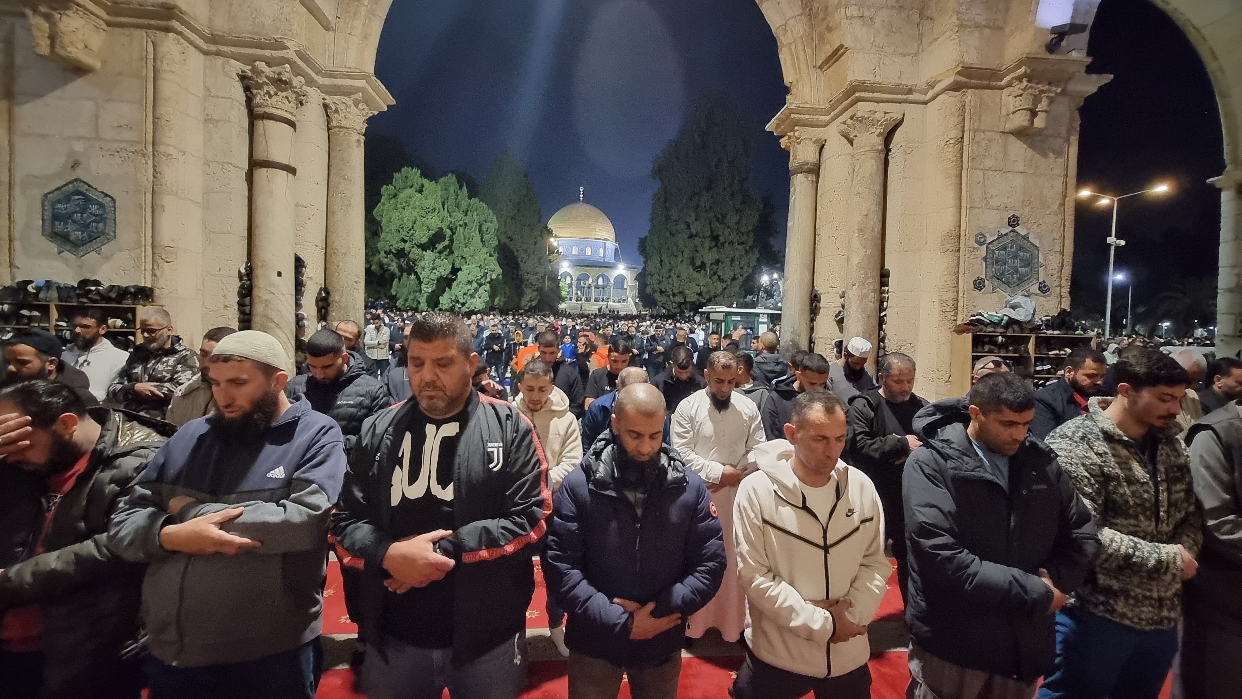 60 אלף מתפללים קיימו את תפילות העאשא והתראוויח במסגד אל-אקצא