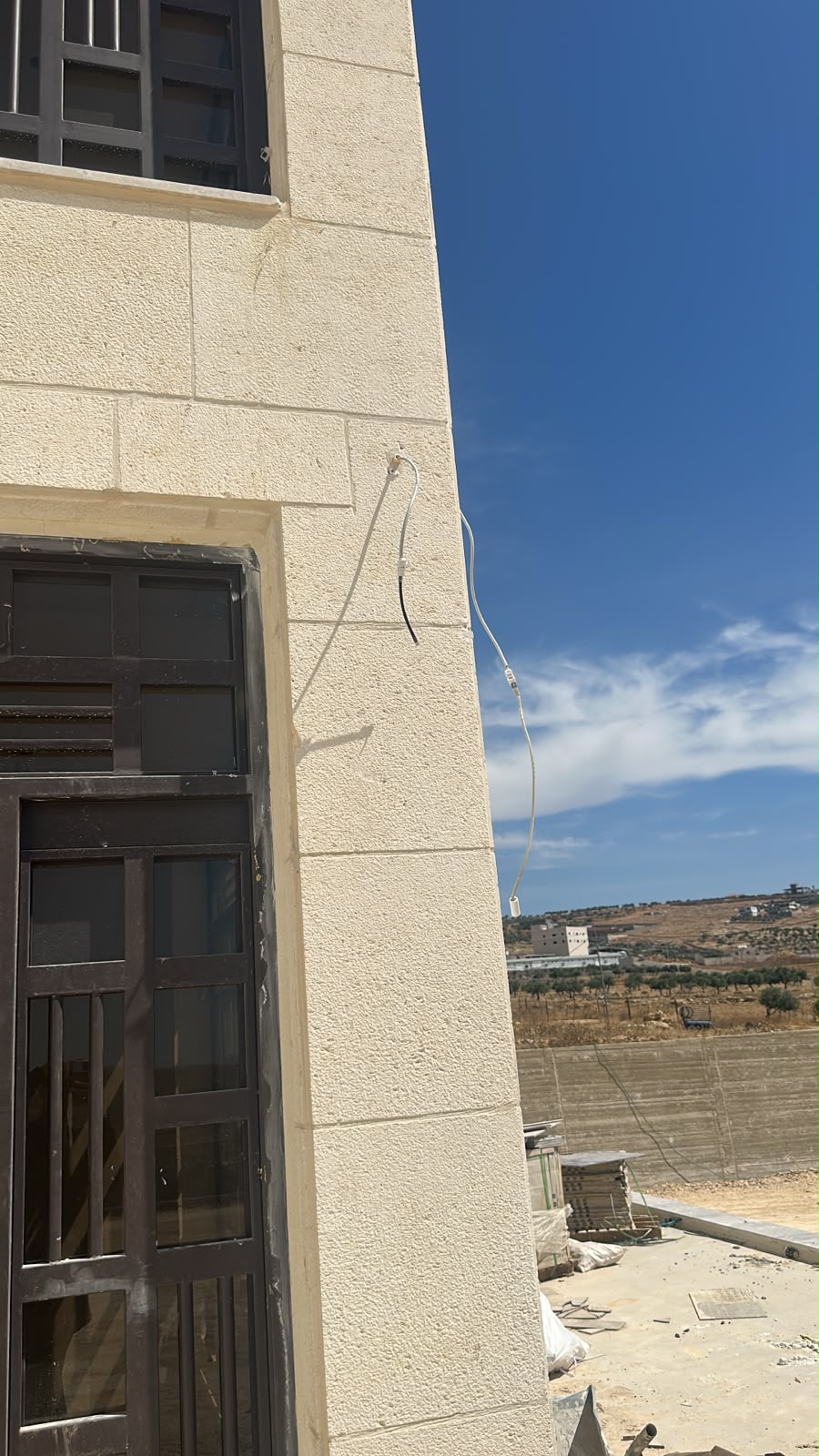 מתנחלים פלשו לבית ספר בבנייה ממזרח לרמאללה, השחיתו ציוד וגנבו רכוש