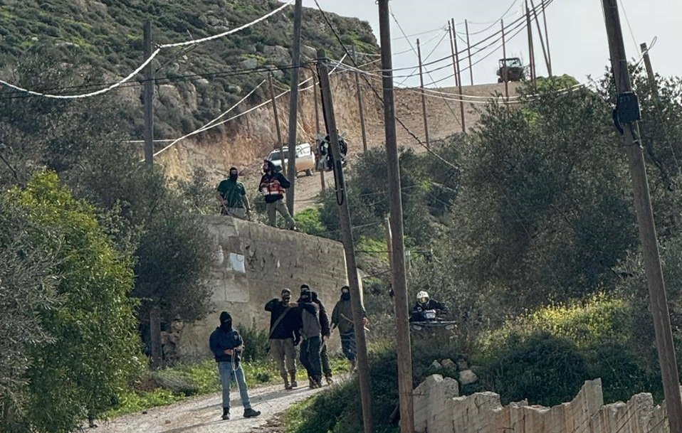 פצועים בתקיפת מתנחלים וחיילי כוחות הכיבוש בכפר תלפית ובעיירה קצרא, דרומית לשכם