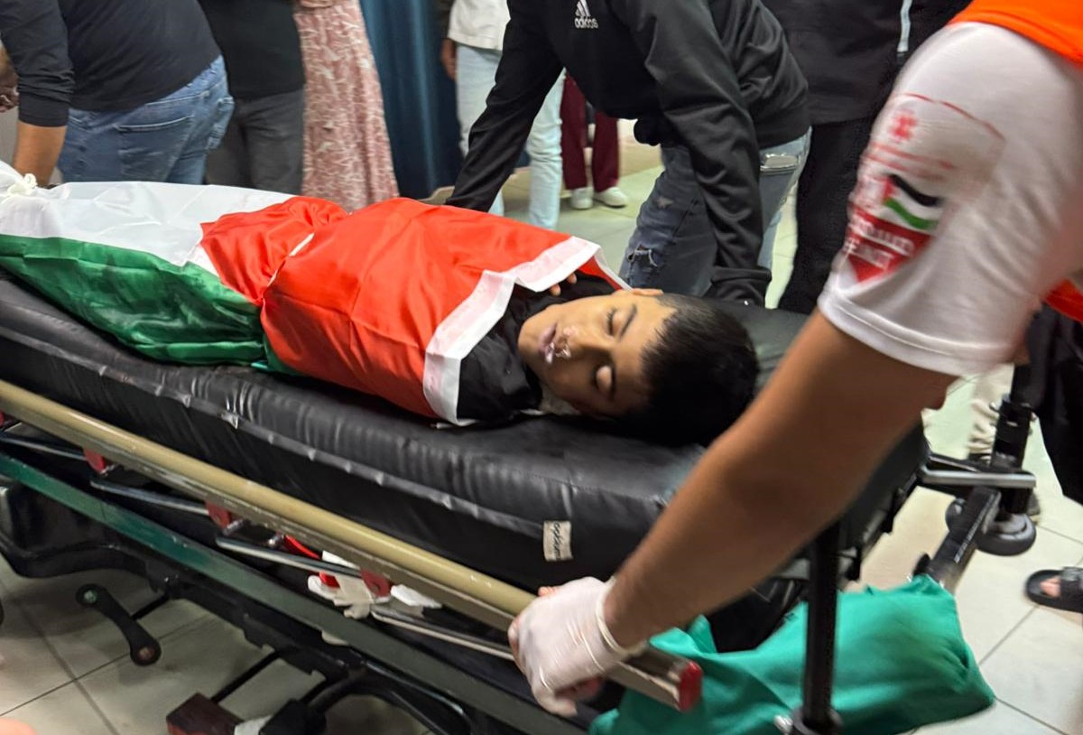 ילד בן 12 נהרג ושמונה נוספים נפצעו בפשיטה אלימה של כוחות הכיבוש על מחנה קלנדיה