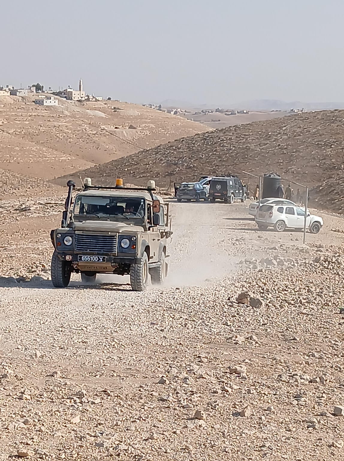 כוחות הכיבוש ומתנחלים תקפו את המזרעה א־שרקייה והטילו מצור על בית משפחה