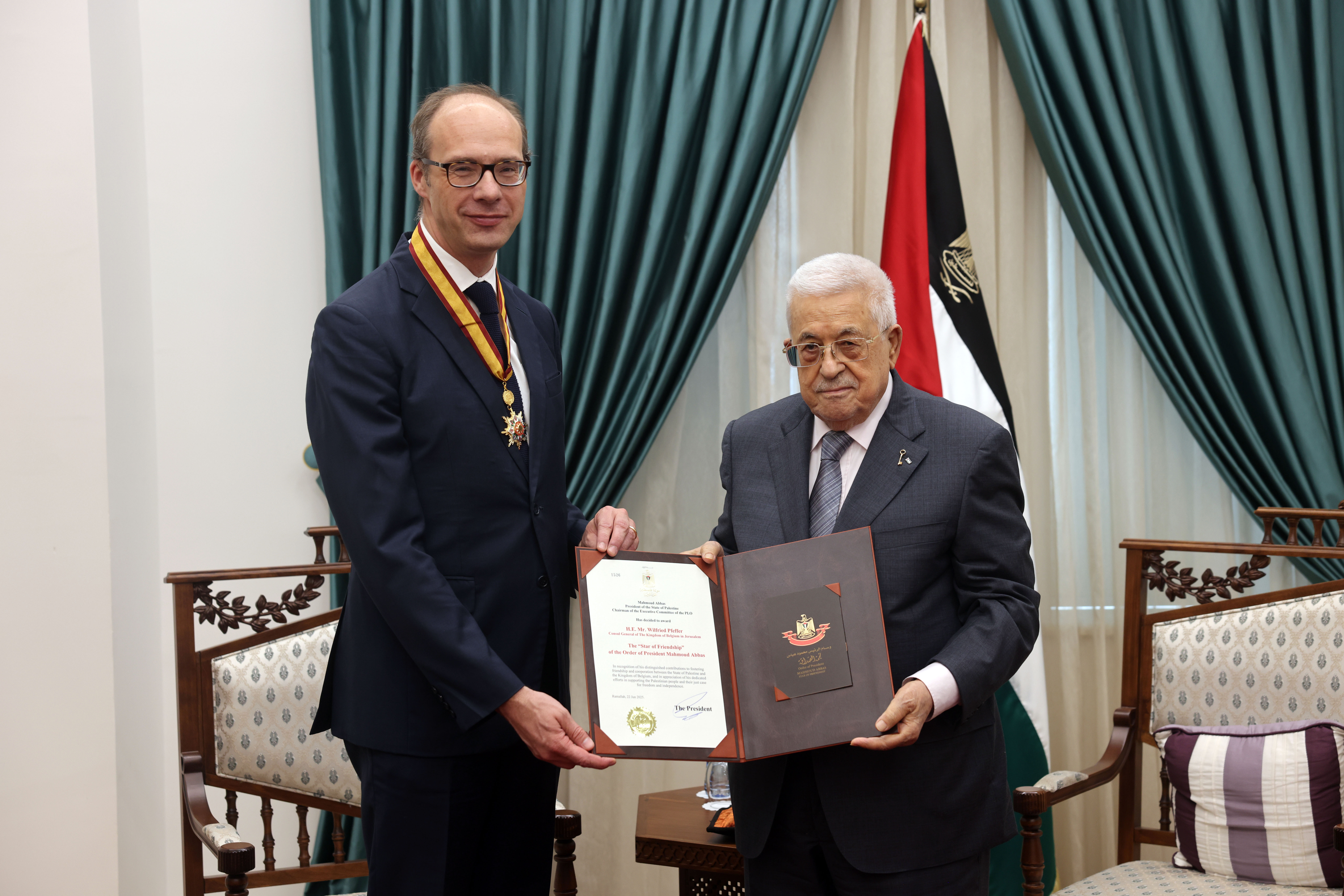 נשיא מדינת פלסטין העניק לקונסול הבלגי את עיטור כוכב הידידות עם סיום תפקידו