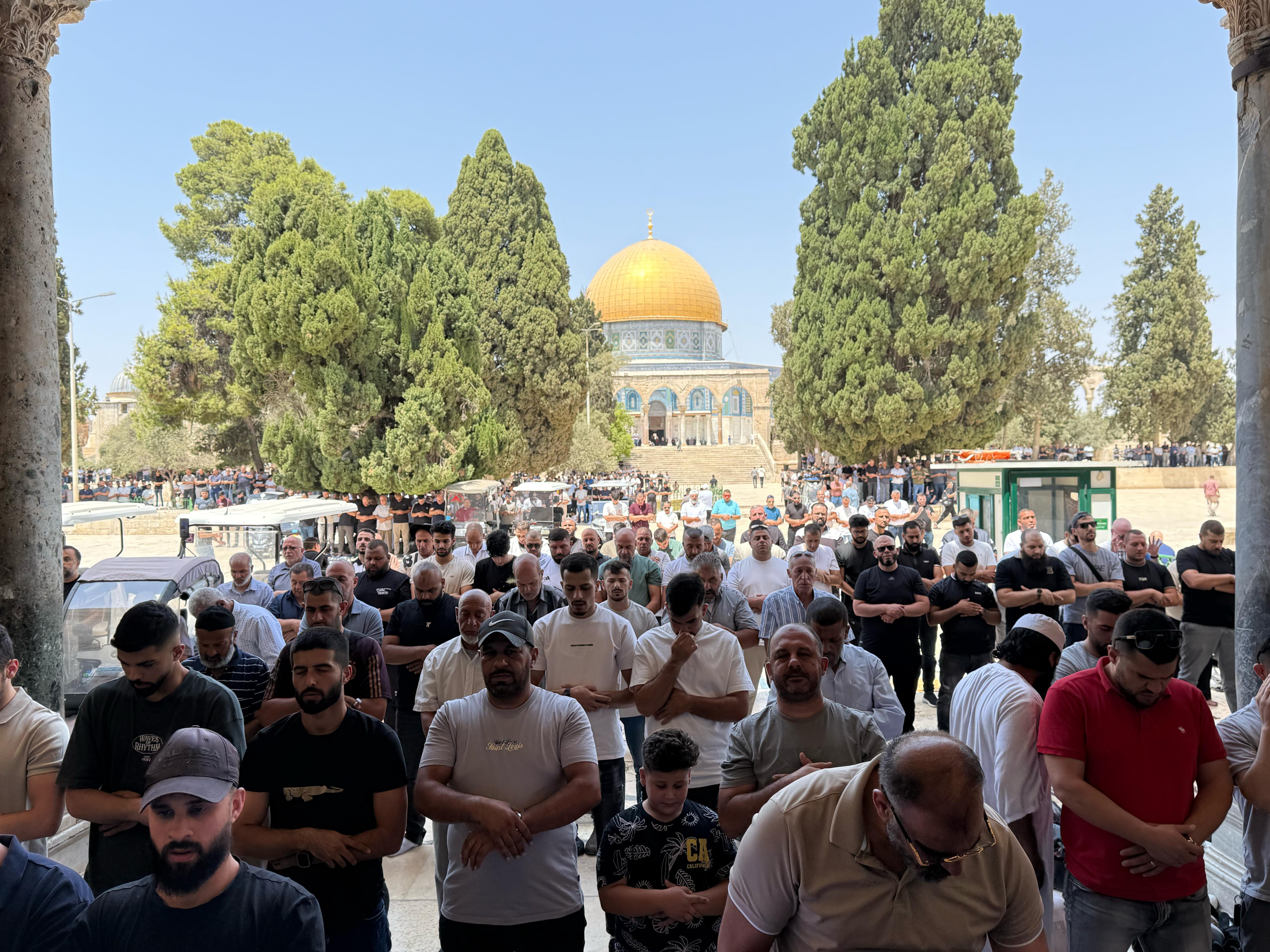 40 אלף מתפללים התכנסו לתפילת יום השישי במסגד אל־אקצא תחת מגבלות כבדות של כוחות הכיבוש