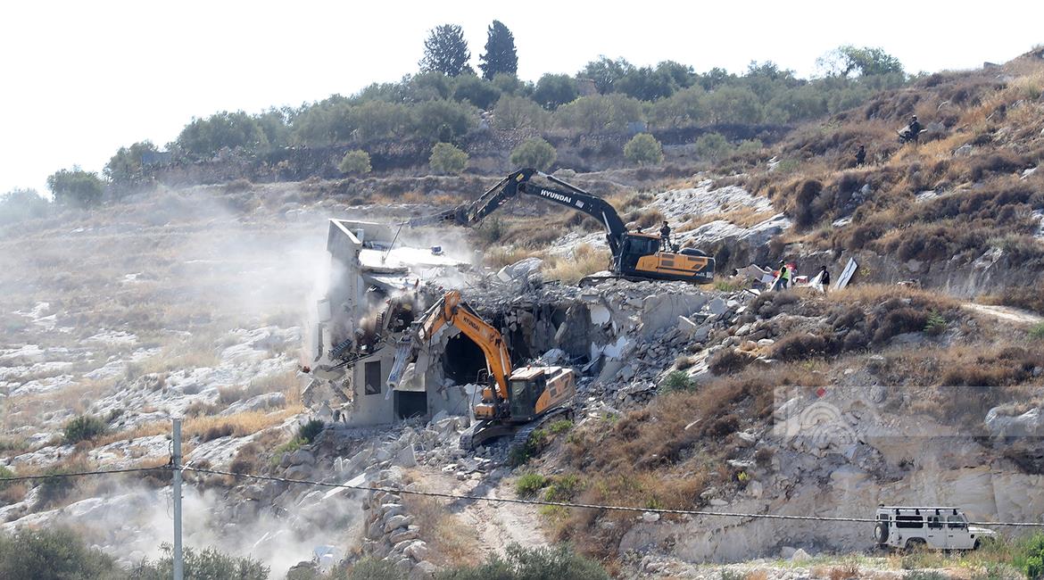 כוחות הכיבוש הרסו בית בן שתי קומות בעיירה נעלין שממערב לרמאללה