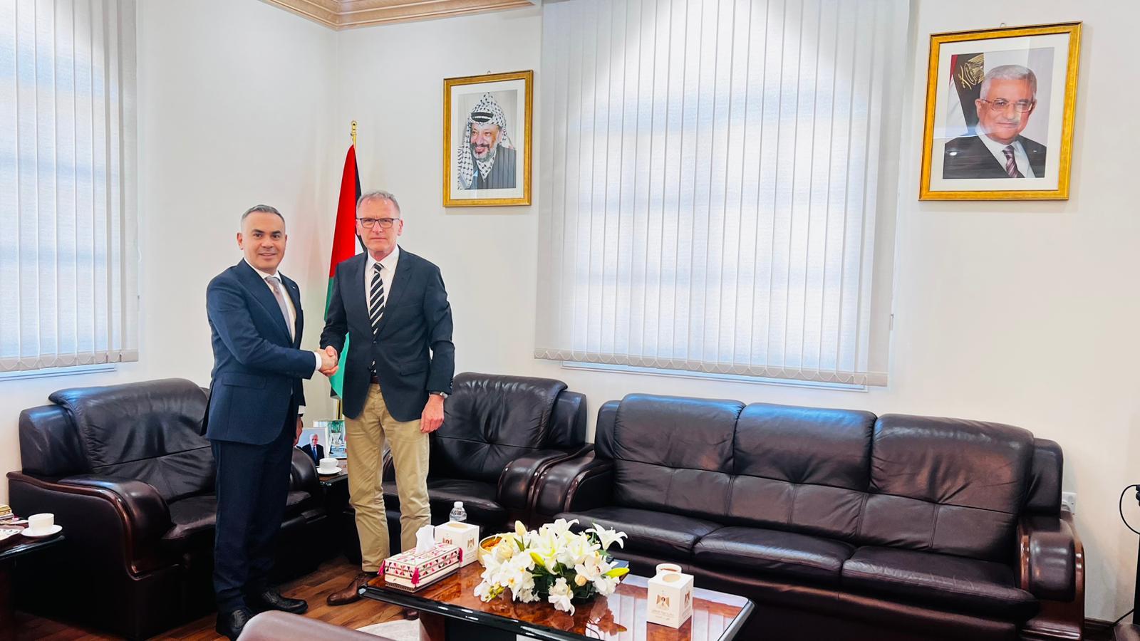 השגריר אבו רב דן עם הדיפלומט הגרמני בהסלמה בגדה ובחשיבות שיקום עזה