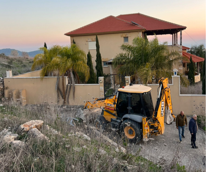 הרשויות הישראליות אילצו תושב ואדי עארה להרוס את ביתו