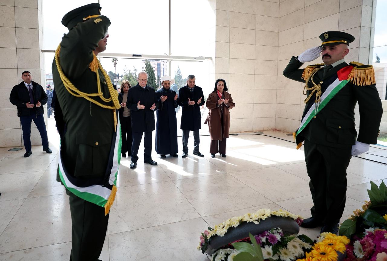 ראש הממשלה ושרים בממשלה הפלסטינית הניחו זר על קברו של יאסר ערפאת