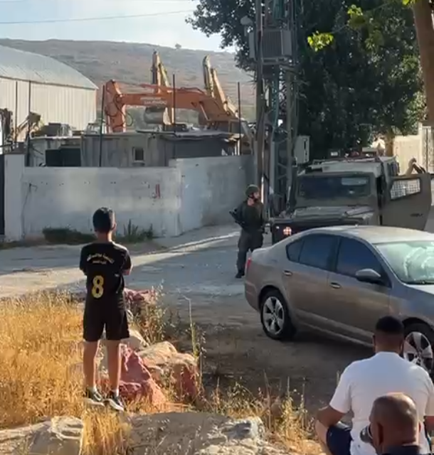 כוחות הכיבוש הרסו מבנה מסחרי סמוך למחנה הפליטים ג'לזון