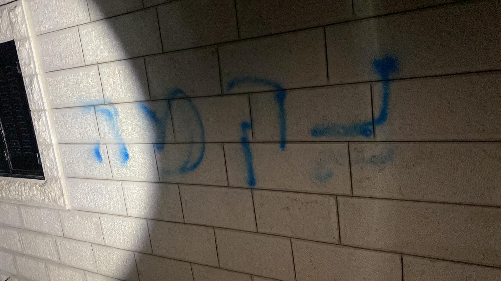מתנחלים הציתו חדר חקלאי וריססו כתובות גזעניות בתורמוסעיא שמצפון לרמאללה