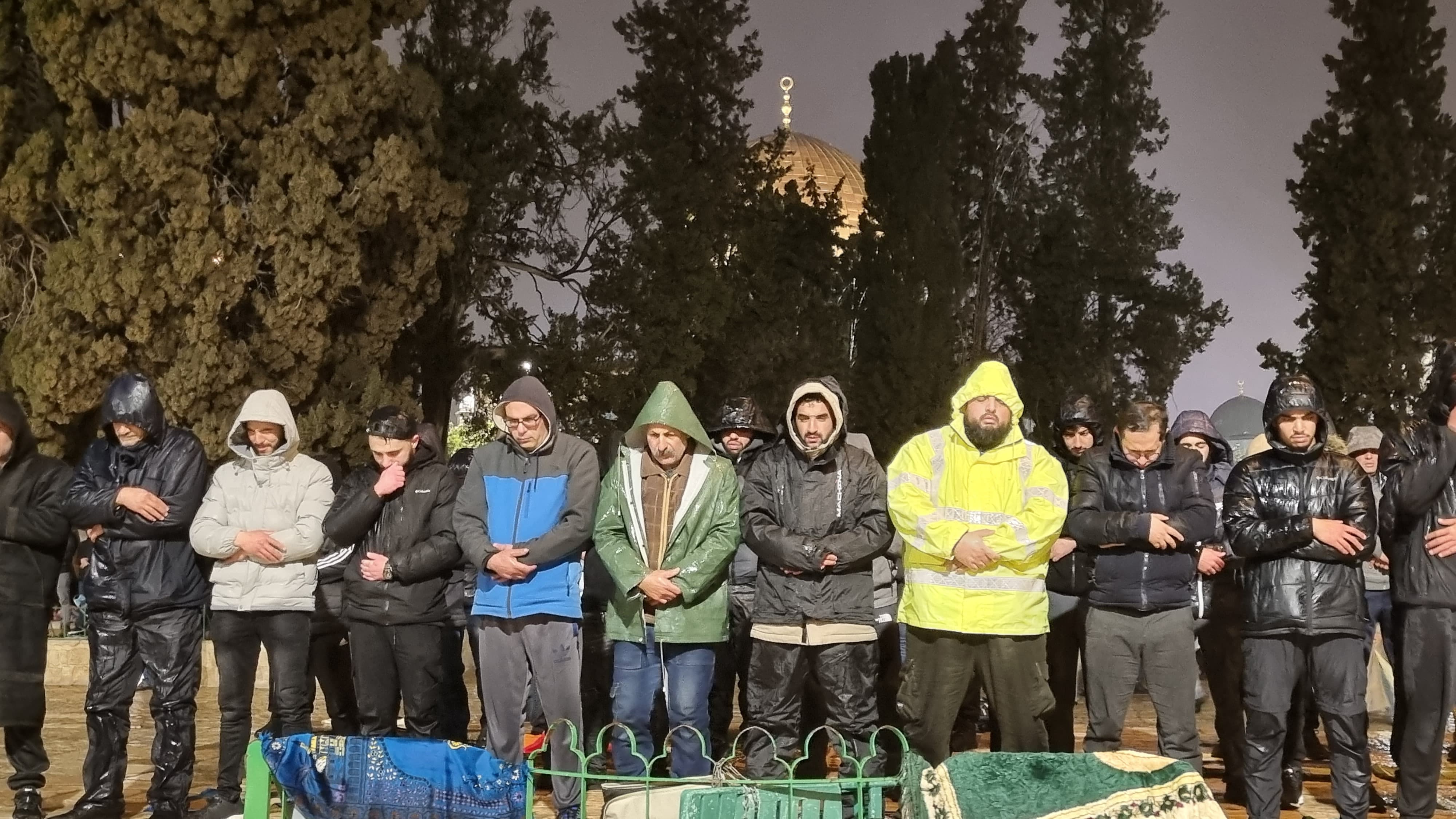 אלפי מתפללים קיימו את תפילות הערב והתראוויח במסגד אל-אקצא תחת מגבלות הכיבוש