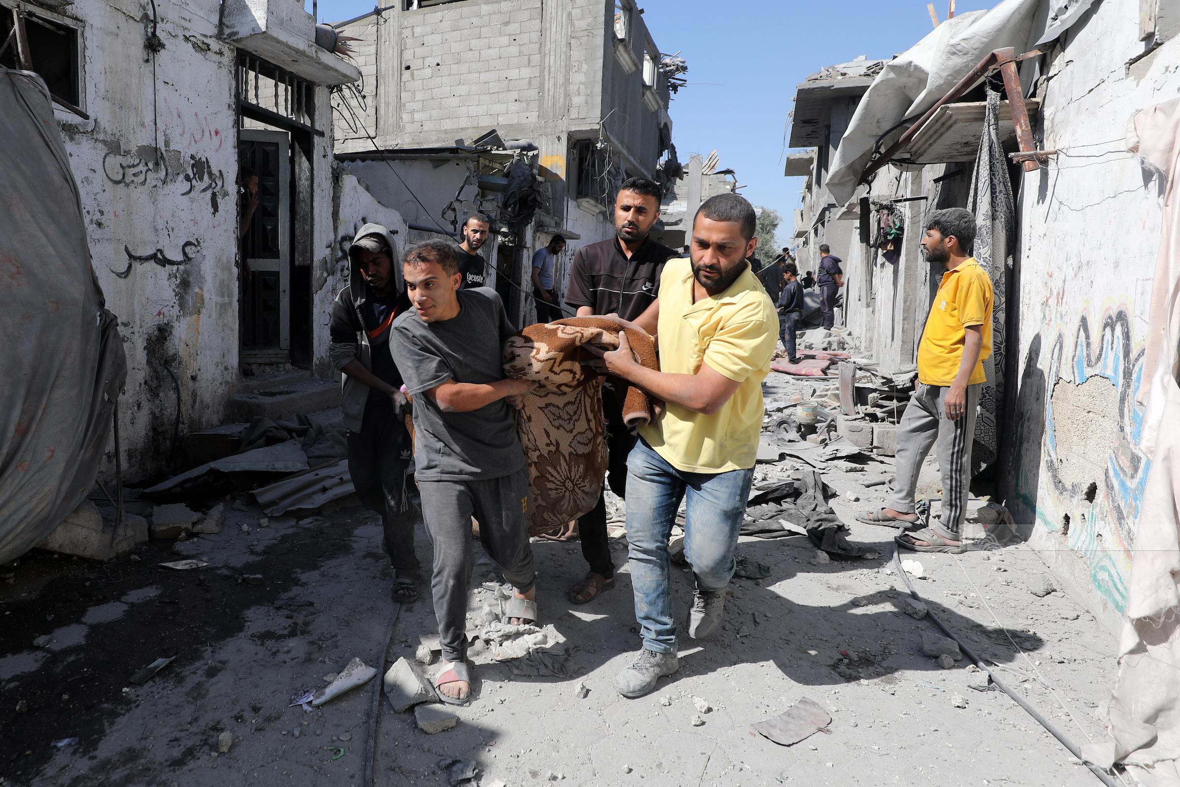 שני בני אדם נהרגו ועשרה נפצעו בתקיפת רכב במוואסי חאן יונס