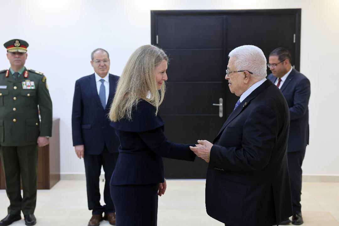 הנשיא עבאס קיבל את כתב האמנה של הקונסולית הבריטית הכללית בירושלים