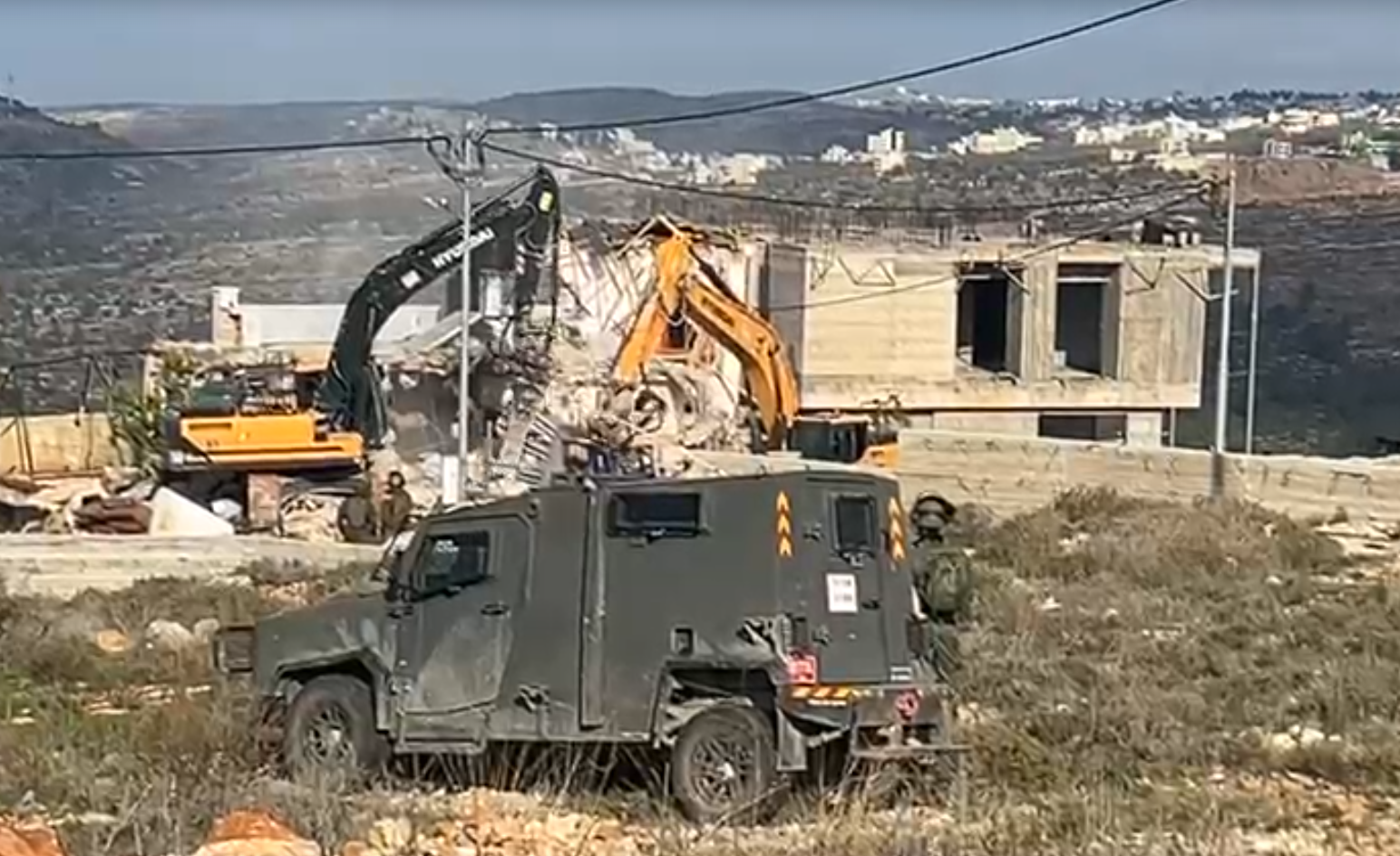 כוחות הכיבוש הישראלי הרסו בית בכפר דיר איבזיע שממערב לרמאללה