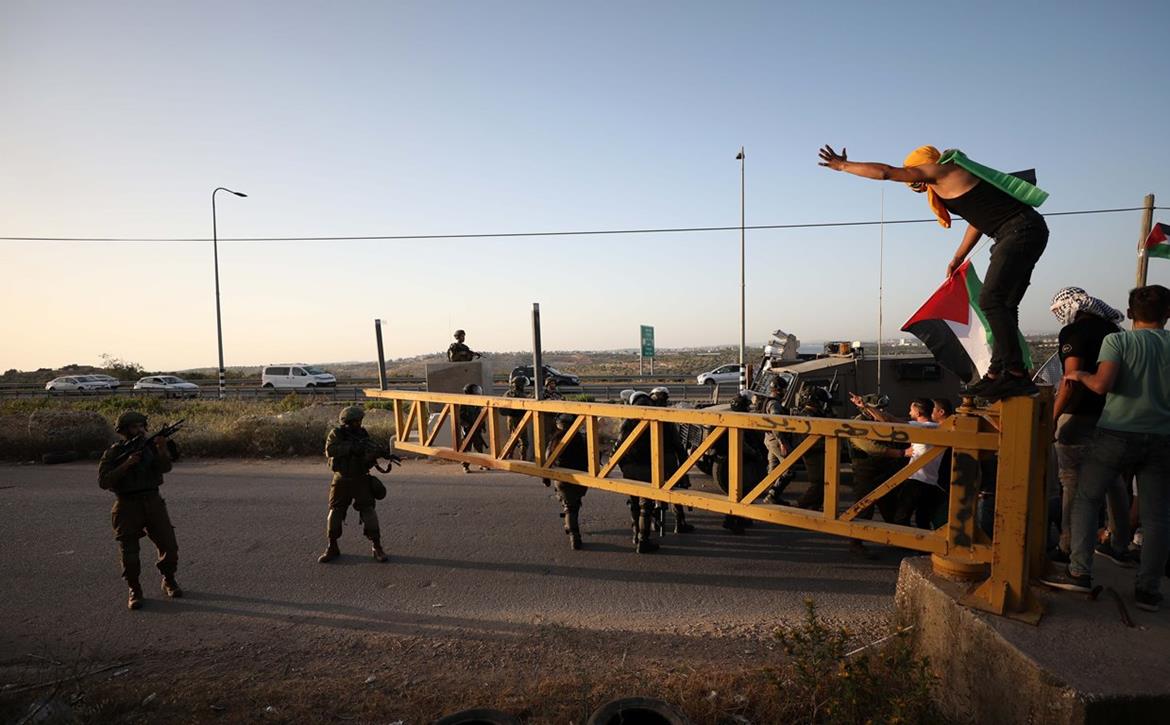 ההתנחלויות חונקות את עזבת א־טביב