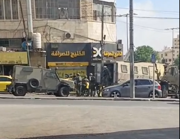 כוחות הכיבוש פשטו על ערים בגדה המערבית ופרצו לחנויות חלפנות