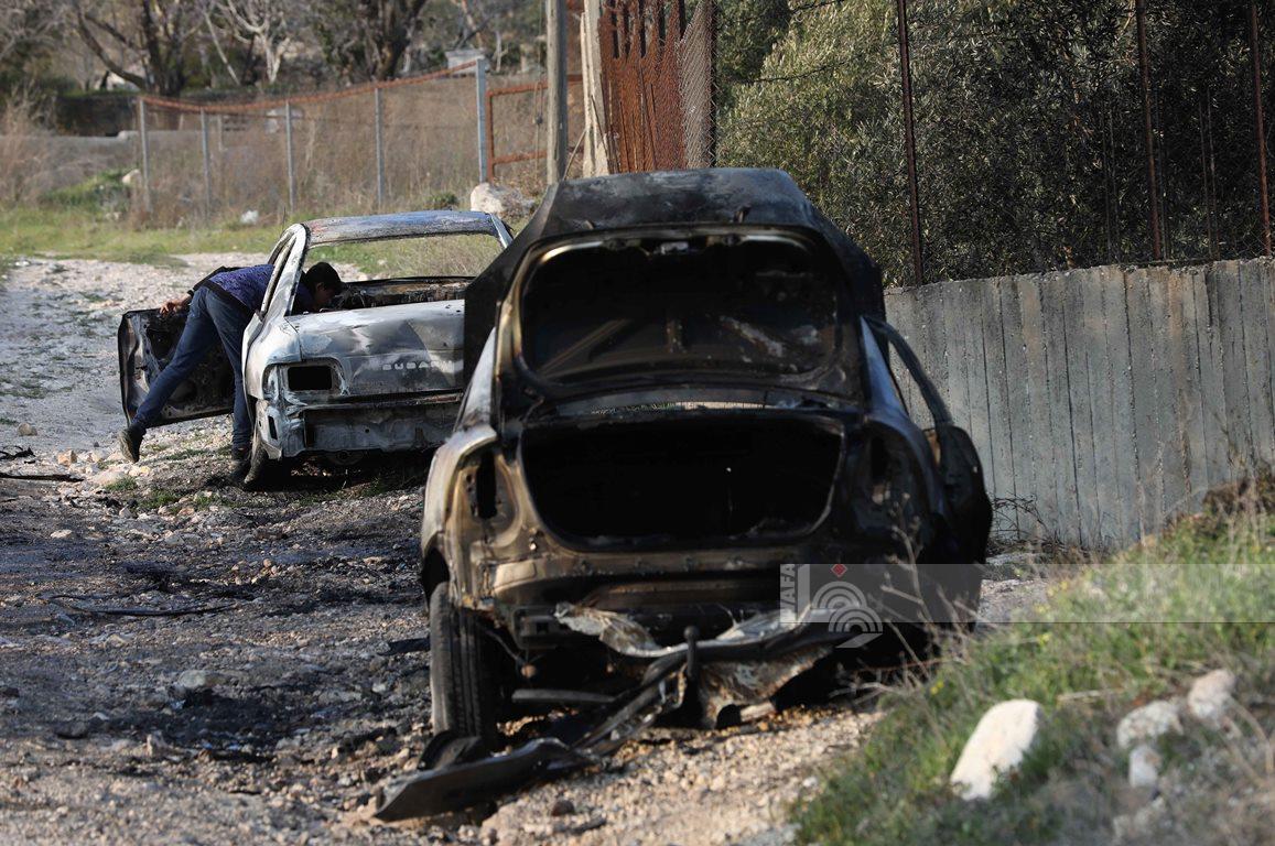 מתנחלים הציתו רכבים וריססו כתובות גזעניות בכפר רמון מזרחית לרמאללה