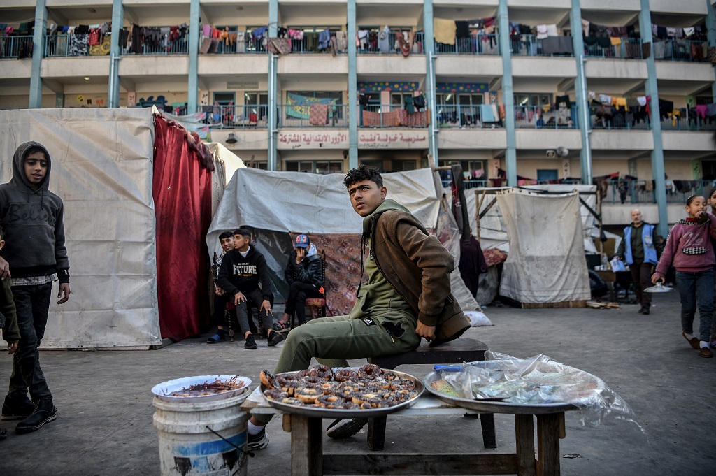 המתקפה הארוכה בעזה: ילדים עוזבים את ספסל הלימודים ונאלצים לעבוד לפרנסת משפחותיהם