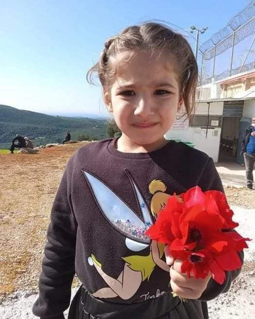 מראם התינוקת עומדת מול כלא דאמון