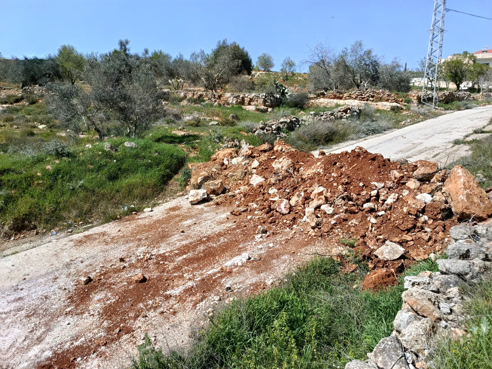 מתנחלים החלו להקים מאחז בבית איכסא וסגרו דרך חקלאית המשמשת את התושבים