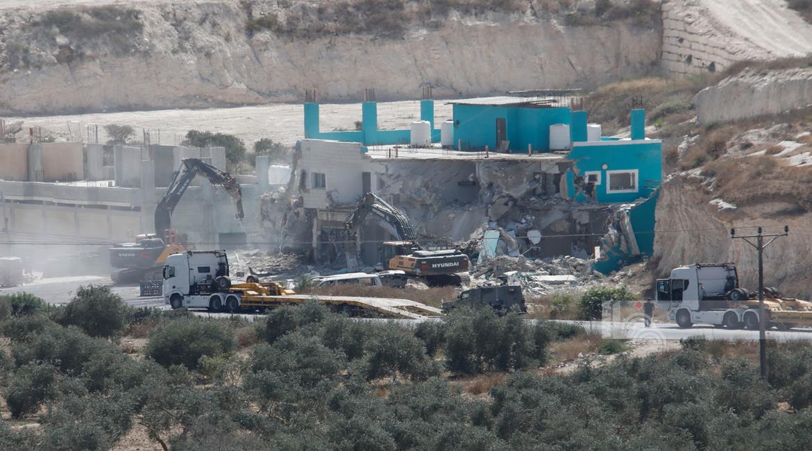 כוחות הכיבוש הרסו בית ומבנים בכמה מוקדים בגדה המערבית