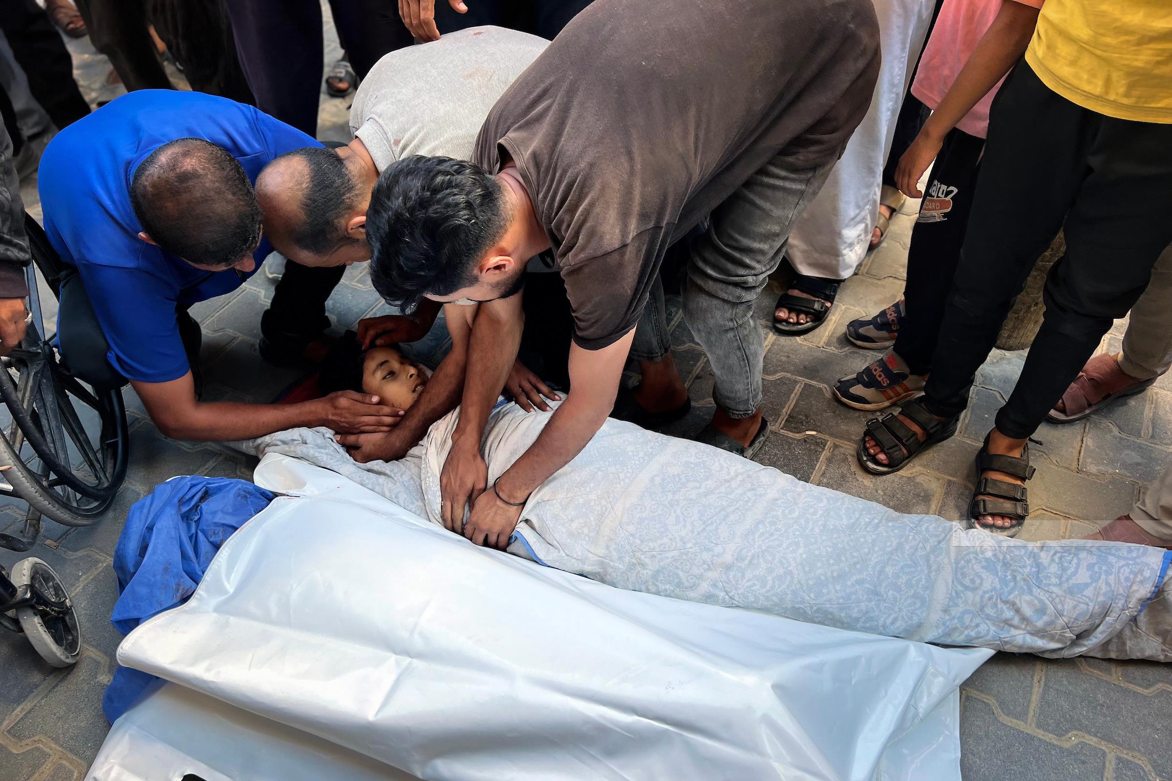 24 הרוגים בשתי מתקפות קטלניות של כוחות הכיבוש בעזה; צוותי ההצלה לא מצליחים להגיע לנפגעים