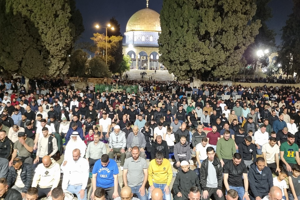 90 אלף מתפללים הגיעו למסגד אל-אקצא למרות הגבלות הכיבוש