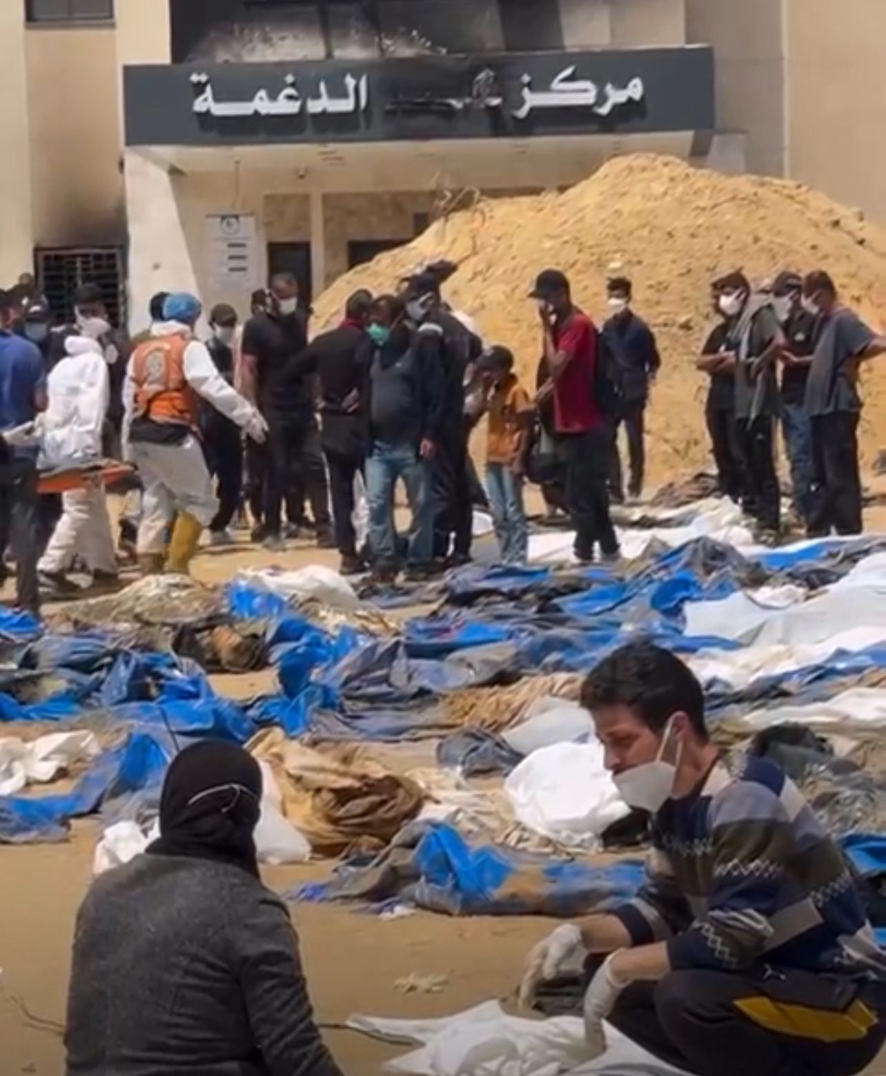 חילוץ גופותיהם של 293 קורבנות מההריסות סביב בית חולים "נאסר"