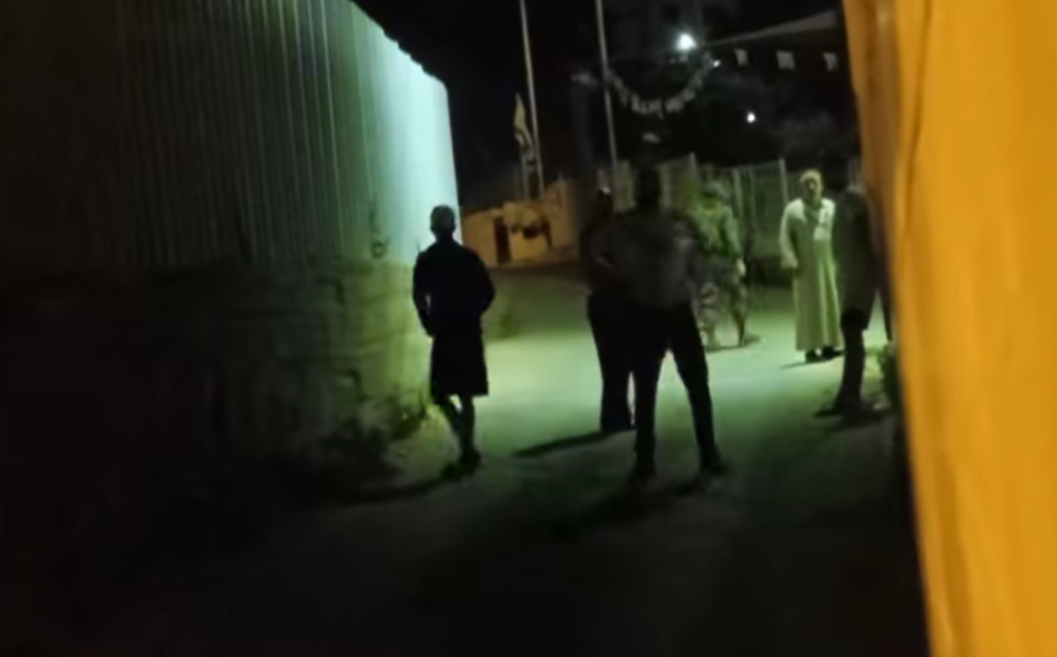 כוחות הכיבוש ומתנחלים פרצו למסגד א־ראס בחברון וסגרו אותו בפני המתפללים