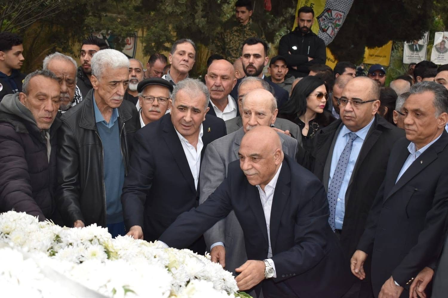 בשם הנשיא מחמוד עבאס: השגריר מוחמד אל-אסעד הניח זר על אנדרטת השהידים בביירות