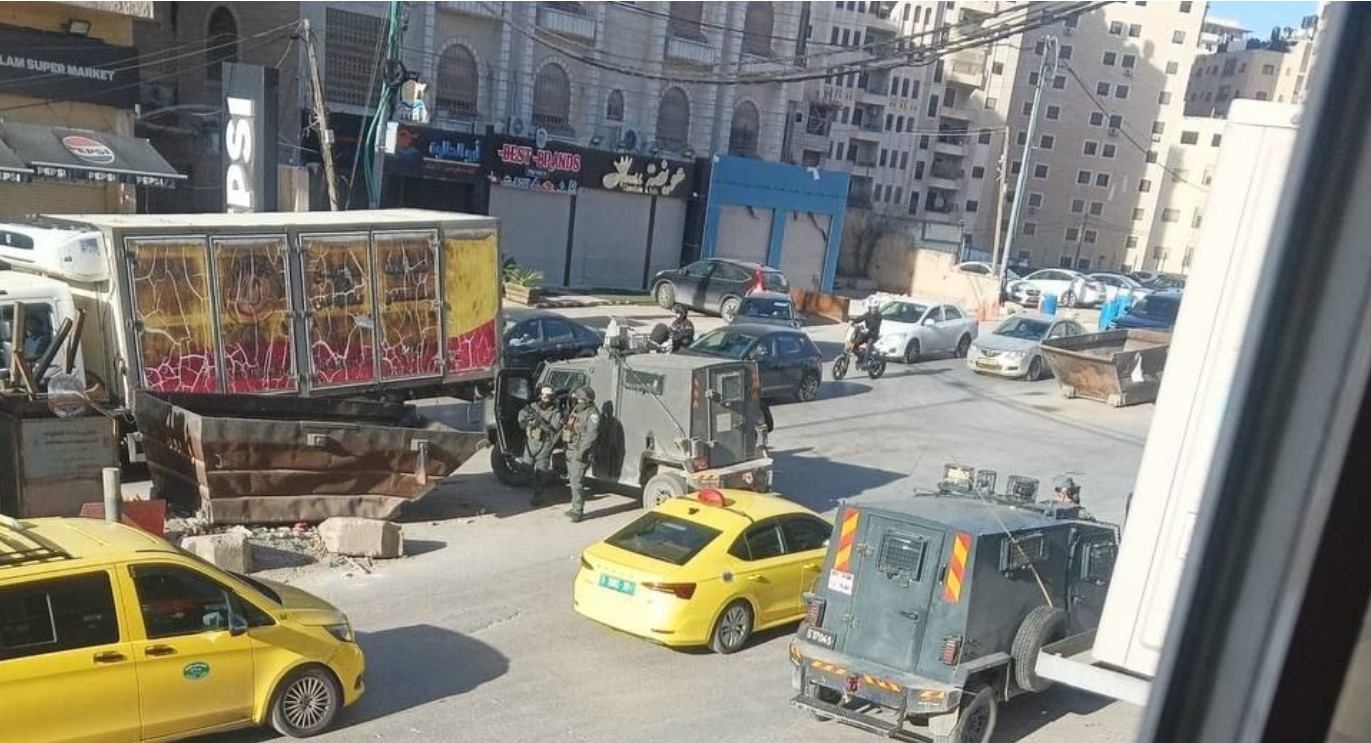 כוחות הכיבוש, בליווי דחפורים, פשטו על מחנה קלנדיה וכפר עקב לקראת הריסות