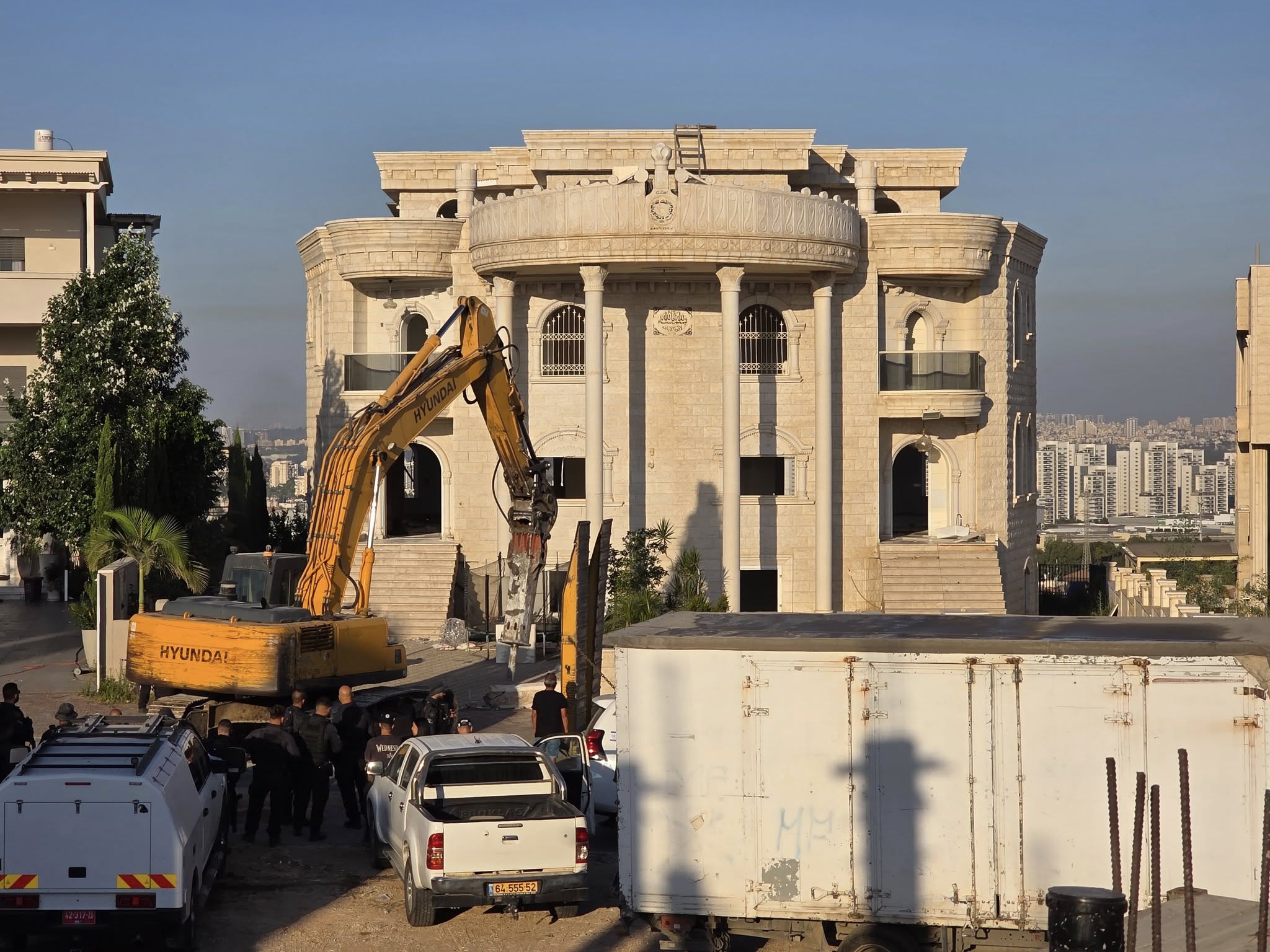 הרס בכפר קאסם: הרשויות הישראליות הרסו מבנה בן שלוש קומות