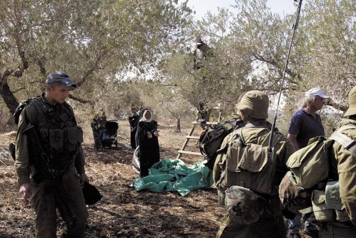 כוחות הכיבוש ומתנחלים מנעו מסיק זיתים במחוז רמאללה; הודעת הריסה נמסרה לבית באום ספא