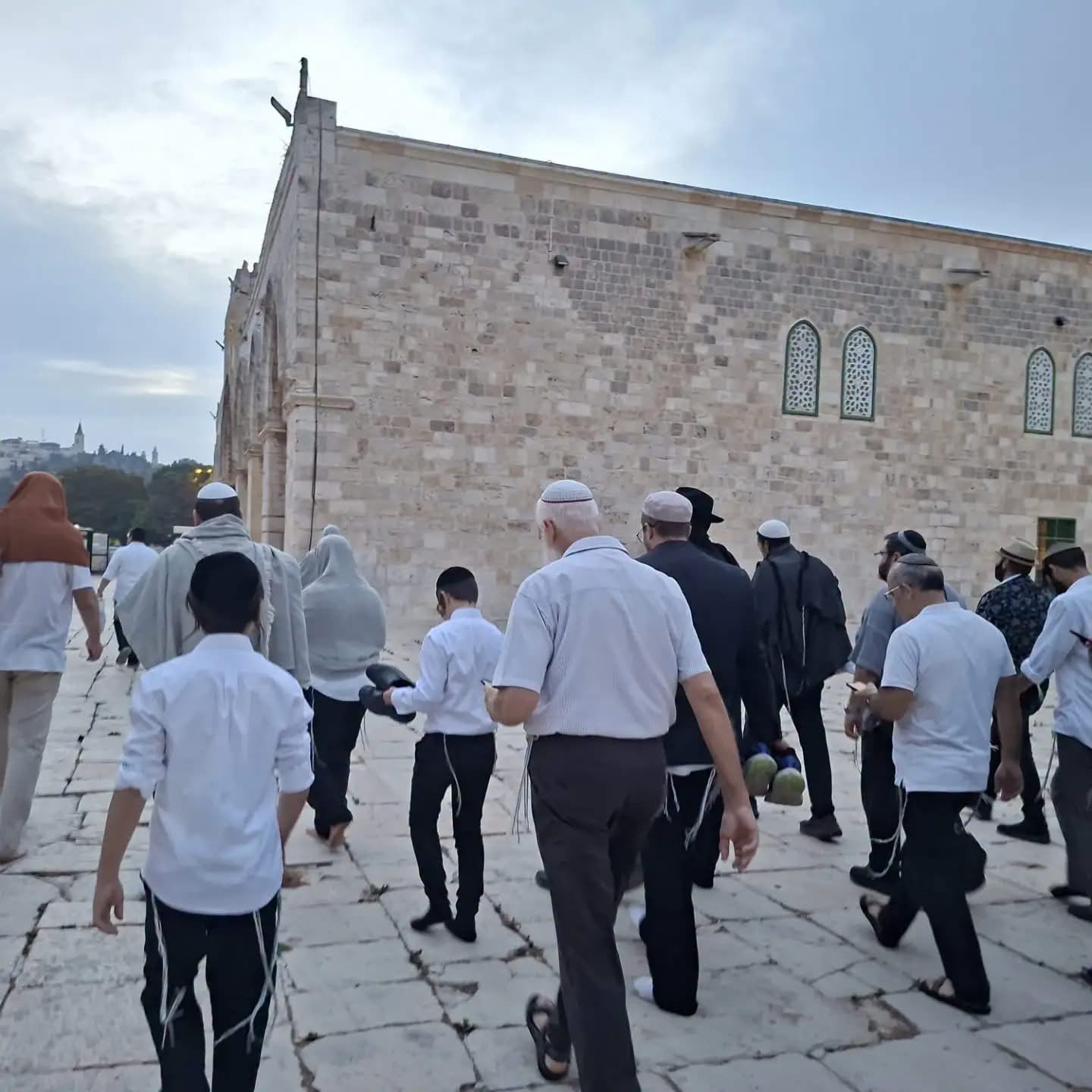 עשרות מתנחלים פלשו למסגד אל-אקצא תחת אבטחת כוחות הכיבוש הישראליים