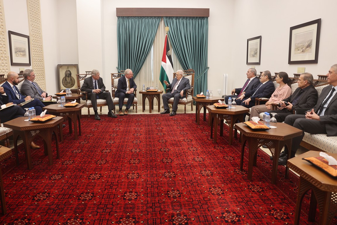 הנשיא עבאס נפגש ברמאללה עם שני סנאטורים אמריקנים דמוקרטים