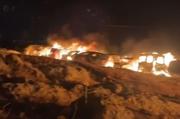 מתנחלים הציתו מגרש רכבים בכפר בורקה מזרחית לרמאללה